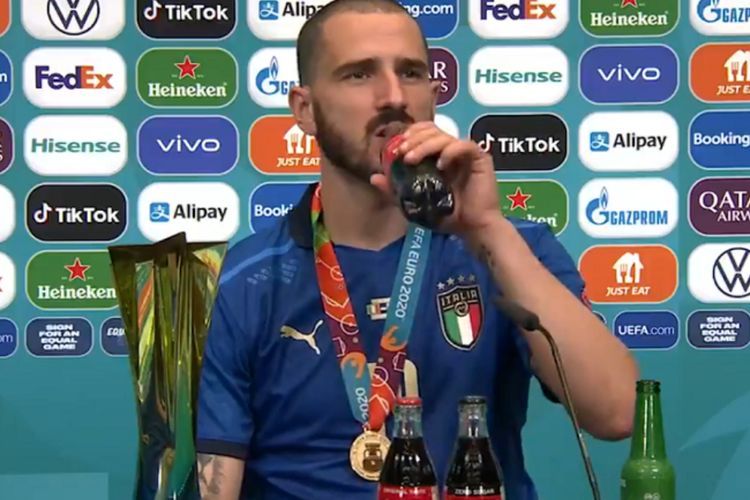 Leonardo Bonucci Minum Coca-cola pada Konferensi Pers Usai Menangkan Piala Euro 2020
