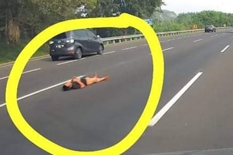 Astaga! Pria Ini Nekat Rebahan di Tengah Jalan Tol, Nyaris Dilindas Mobil