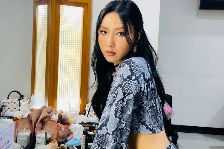 Bikin Kanal YouTube, Hwasa MAMAMOO Raih 100 Ribu Subscribers Dalam Sehari