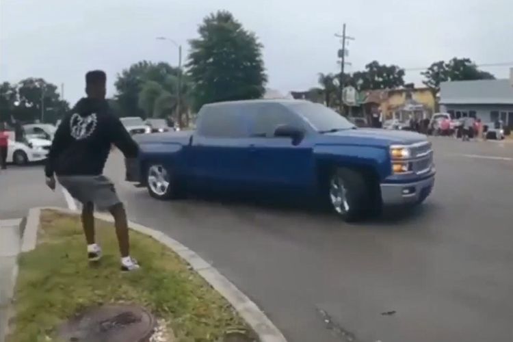 Niat Lakukan Drift, Mobil Chevy Silverado Ini Malah Tabrak Trotoar, Poros Belakang Patah!