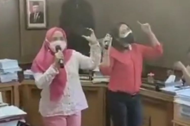 Heboh Anggota DPRD Solo Karaoke Bersama di Ruang Komisi, Bikin Netizen Berdebat