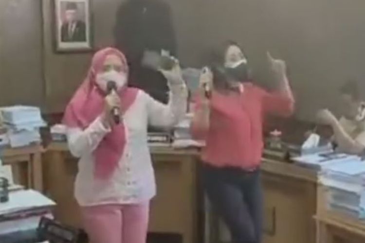 Miris! 2 Anggota DPRD Solo Karaokean saat PPKM, Netizen: Rakyat Lagi Susah