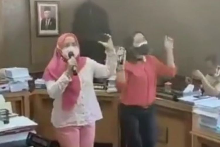 Duh! Anggota DPRD Solo Karaoke Bersama di Ruang Komisi saat PPKM Darurat, Videonya Viral