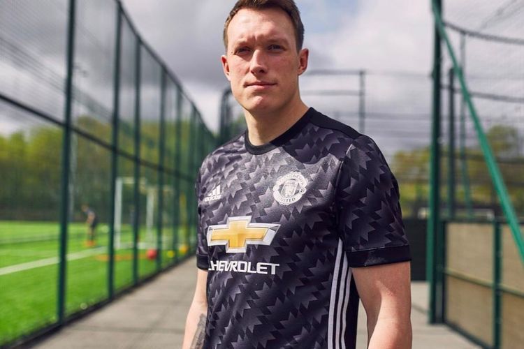 Pasca Absen 18 Bulan Akibat Cedera Lutut, Phil Jones Siap Perkuat Man United Lagi