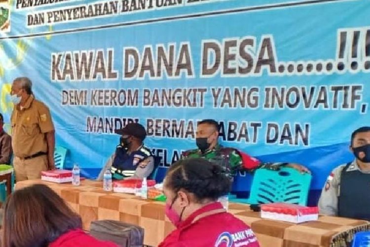 Satgas TNI-Polri Kawal Penyaluran Dana Desa di Perbatasan dengan Terapkan Prokes COVID-19