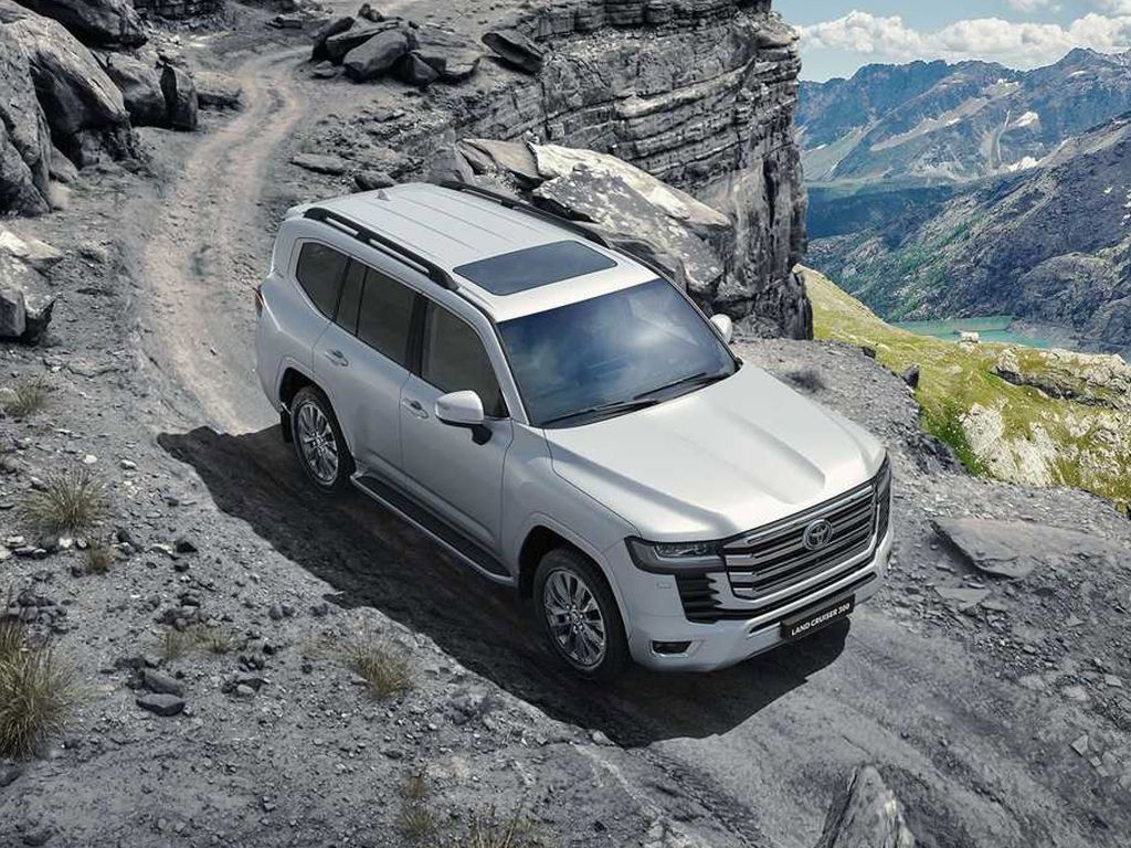 Cocok untuk Pejabat! Ini Daftar Mobil SUV Premium Toyota Terbaru 2024: Land Cruiser sampai Innova Zenix!
