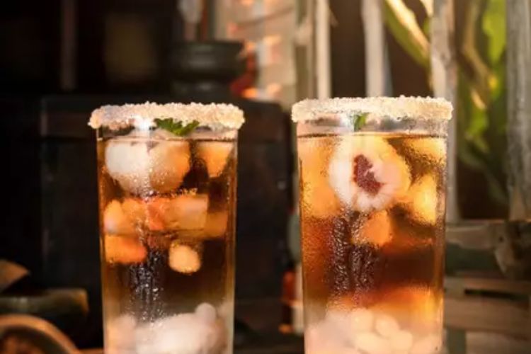 Cuaca Lagi Panas? Gimana Kalau Minum Es Teh Leci Yang Segar?