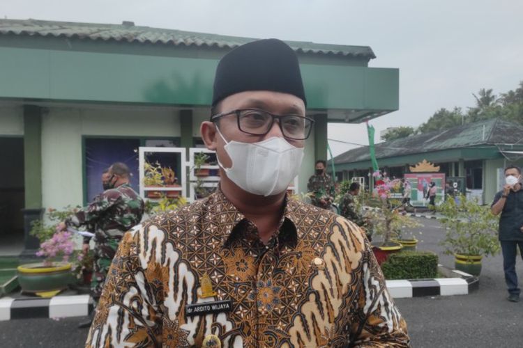 Langgar Prokes, Wabup Lampung Tengah Dihukum Bersihkan Fasilitas Umum dan Bayar Rp2.000