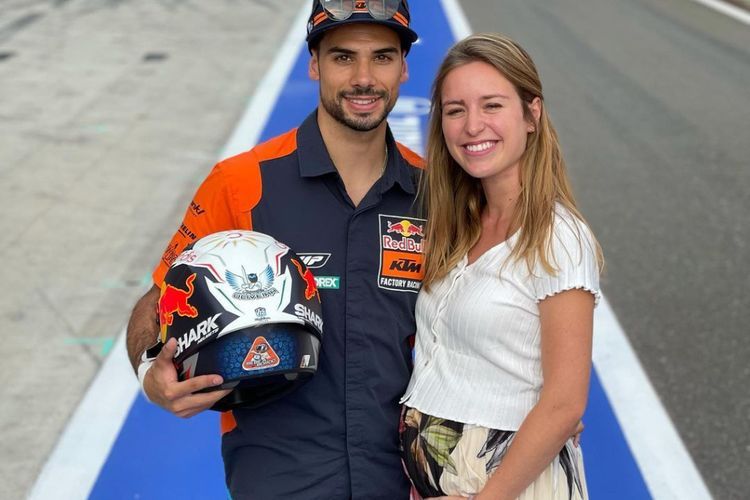 Pembalap Moto GP yang Nikahi Saudari Tirinya Ini Umumkan Sang Istri Hamil Anak Pertama