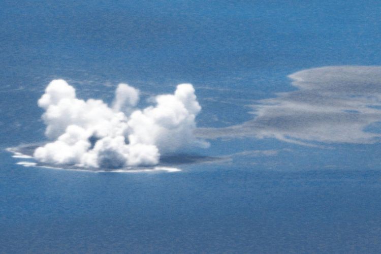 Usai Gunung Meletus, Jepang Kemunculan Pulau dengan Bentuk Bulan Sabit!