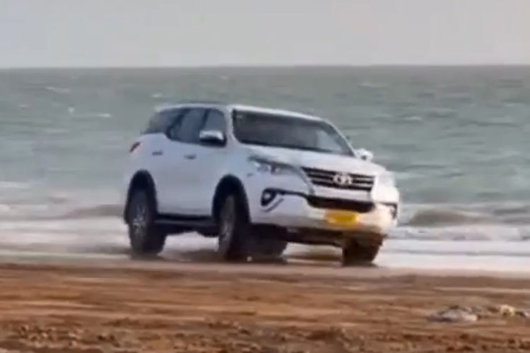 Ugal-Ugalan Saat Berkendara di Pantai, Mobil Fortuner Ini Berakhir Terbalik