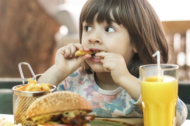 Studi: Berat Badan Anak-anak Naik Selama Pandemi karena Konsumsi Junk Food