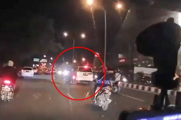 Asal Nyalip di Jalan, Mobil Ini Malah Serempet Pemotor Hingga Terjatuh!