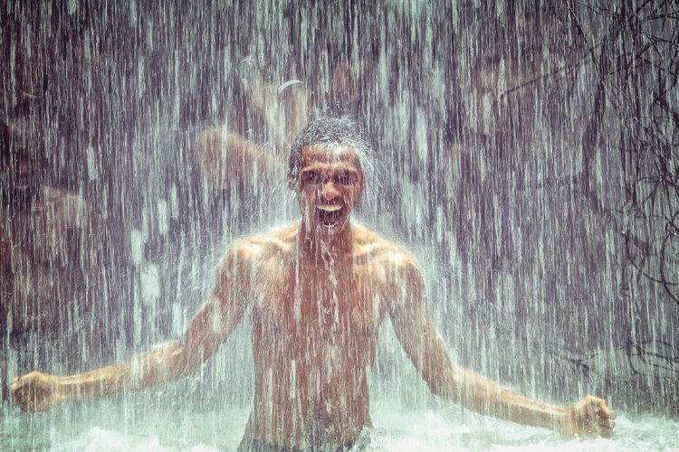 Peneliti Sebut Mandi Air Panas Bisa Bakar Kalori Setara  dengan Jalan Kaki 30 Menit