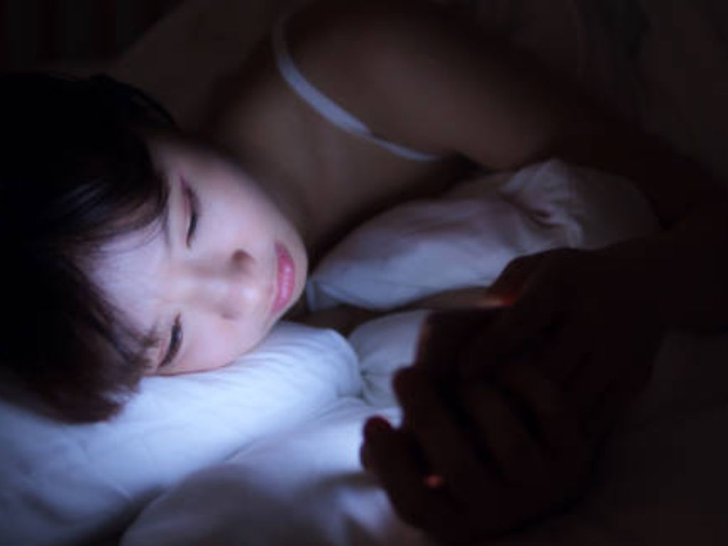 Waspada Bahaya Main Ponsel Sebelum Tidur, Bisa Diabetes Hingga Kanker!