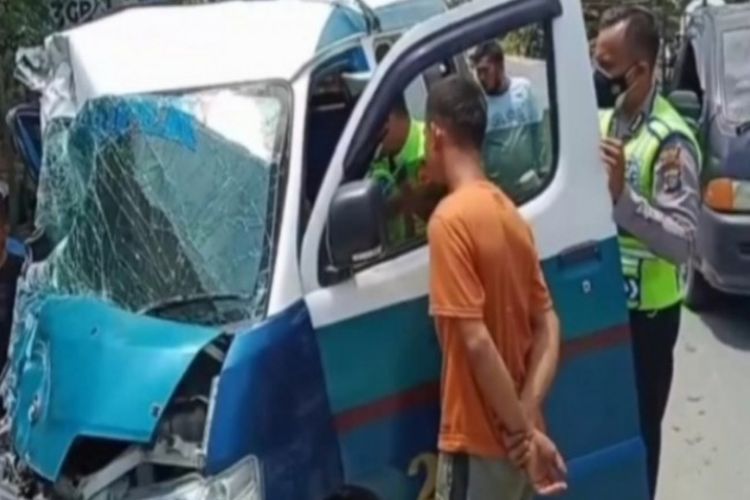 Laka Lantas Angdes Vs Truk Angkut Gas Elpiji, Satu Penumpang Luka Parah