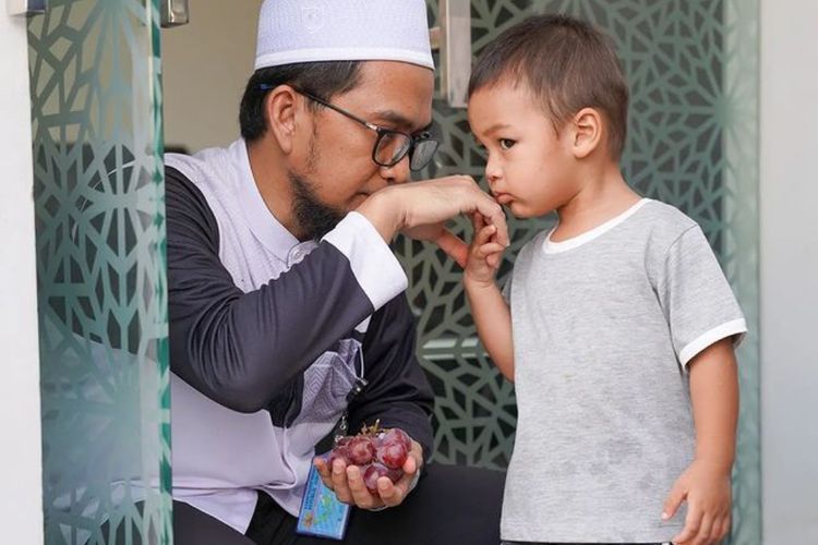 Potret Kiano Tiger Wong Cium Tangan Ustaz Adi Hidayat Bikin Gemas, MasyaAllah Anak Soleh