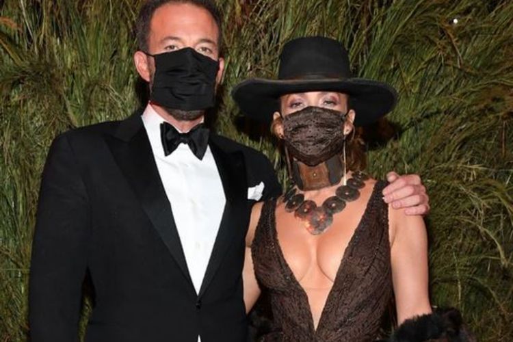 Jennifer Lopez Pamerkan Kemesraan saat Hadiri Gala Met 2021, Ciuman Pake Masker!