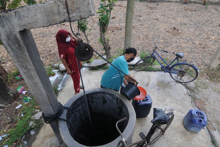 FOTO: Mencari Air Bersih Saat Kemarau