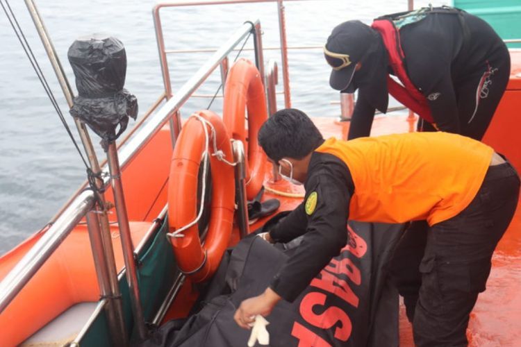 Nelayan di Raja Ampat Ditemukan Tewas Usai 6 Hari Hilang, Korban Diduga Jatuh dari Kapal