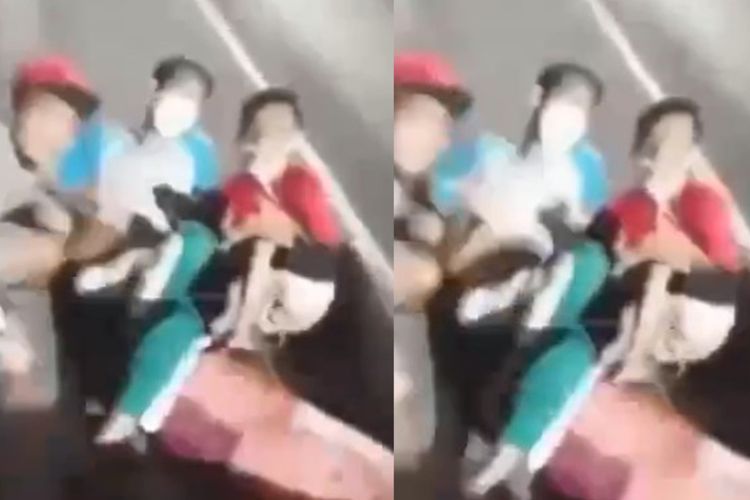 Ngeri! Detik-detik 2 Remaja Jatuh Saat Bersandar di Bak Mobil Pikap yang Melaju Kencang