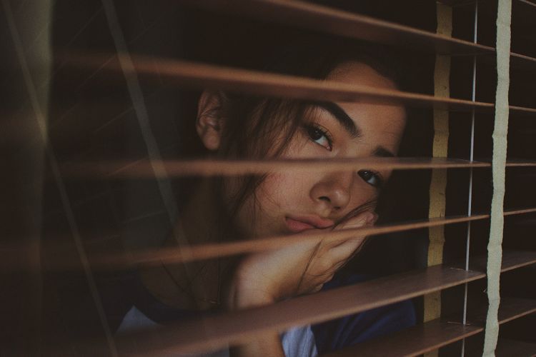 7 Cara Mengatasi Patah Hati karena Putus Cinta, Dijamin Move On!