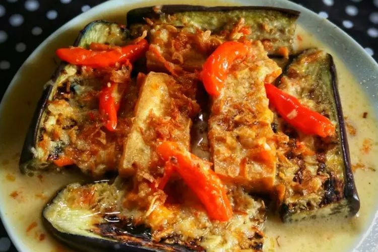 Menu Makan Malam Pengen yang Simpel? Masak Pecak Terong Bakar Yuk