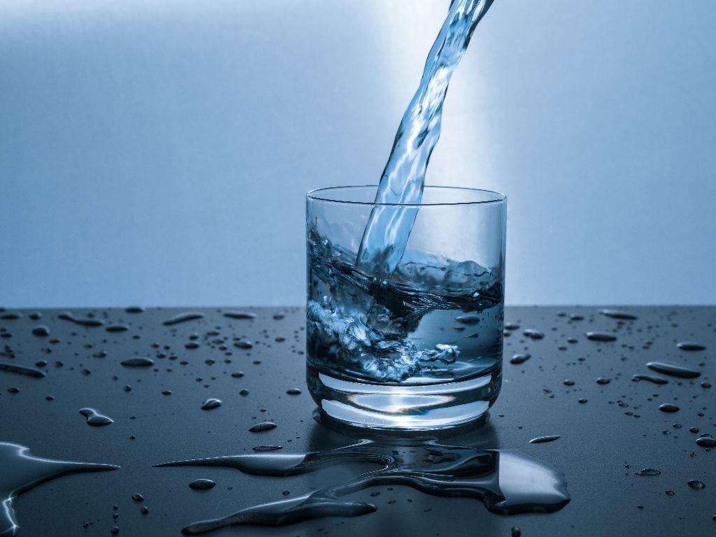 Mitos atau Fakta: Minum Air Dingin Saat Sahur Bikin Perut Kembung?