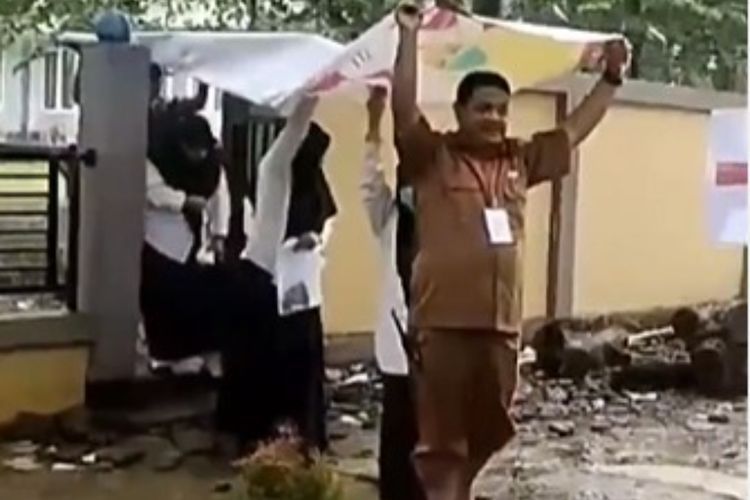 Momen 'Romantis' Panitia Payungi Sejumlah Peserta CPNS Pakai Spanduk saat Hendak Ujian