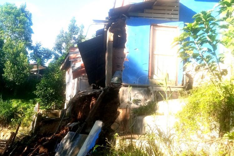 Memilukan, Akibat Erosi, Rumah Pedagang Ayam di Padangsidimpuan Amblas ke Sungai