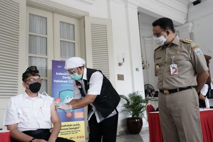 Cari yang Belum Divaksin, Anies Minta Tolong ke Warga Tanyakan ke Grup WA