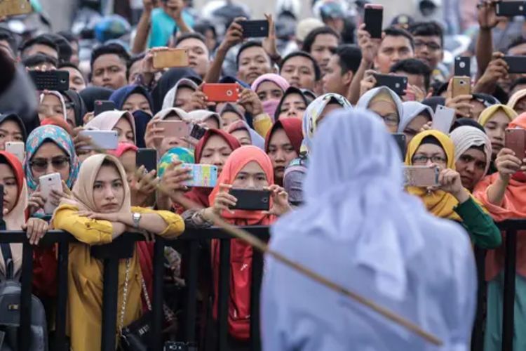 Ratusan Orang Rekam Gadis Aceh saat Dihukum Cambuk karena Zina, Diduga untuk Konten Medsos
