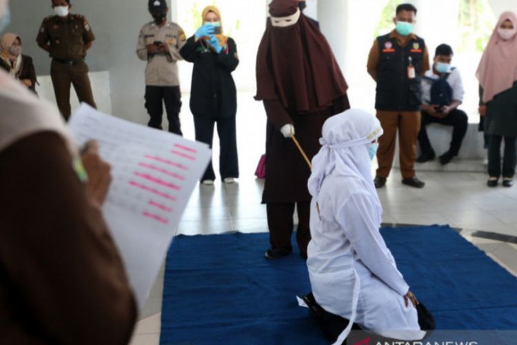 Dihukum Cambuk 100 Kali karena Berzina, Cewek 19 Tahun di Aceh Pingsan