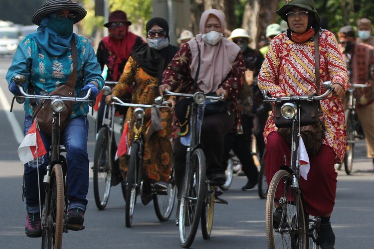 FOTO: Bersepeda Dengan Berpakaian Batik