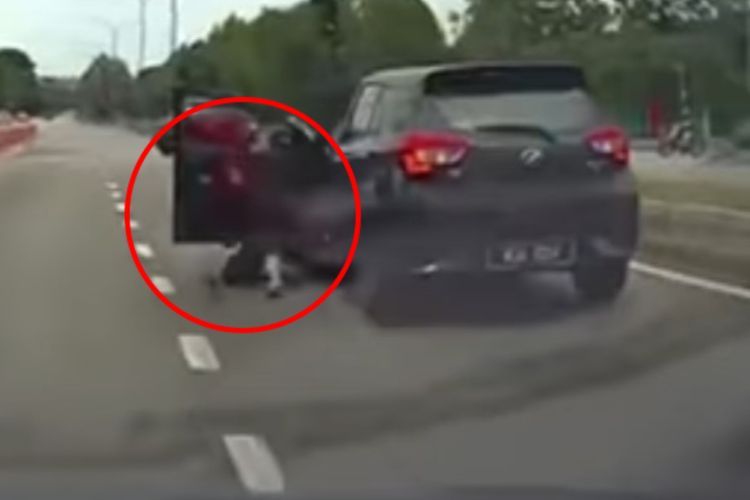 Detik-detik Wanita Terjatuh dari Mobil, Diduga Terjadi Perkelahian dengan Sopir