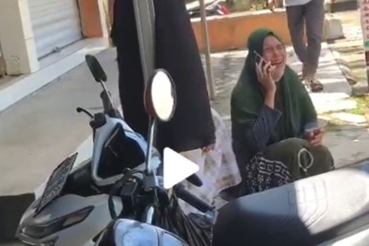 Viral Ibu-ibu Menangis Histeris di Pinggir Jalan karena Gelang Emasnya Dijambret