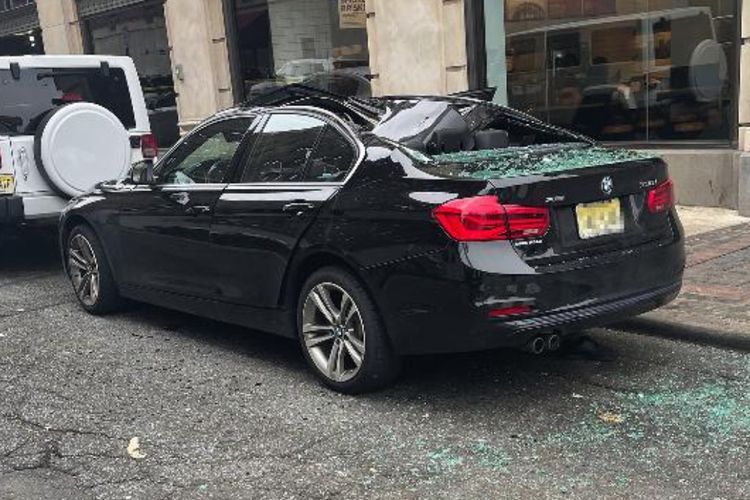 Ajaib! Pria Ini Masih Hidup Setelah Jatuh dari Gedung Lantai 9, Hancurkan Atap Mobil BMW