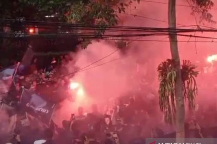Gegara Kecewa Ratusan Bobotoh Lakukan Aksi Bakar Ban dan Nyalakan Suar di Graha Persib
