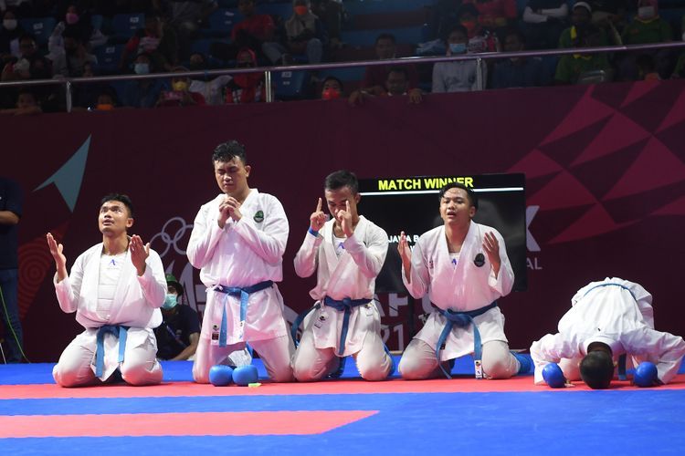PON Papua: Jabar Raih Emas Karate Kumite Beregu Putra, Ini Foto-fotonya