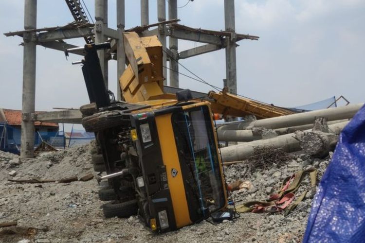 Truk Crane Jatuh Timpa Rumah Warga di Depok, Anak 12 Tahun jadi Korban