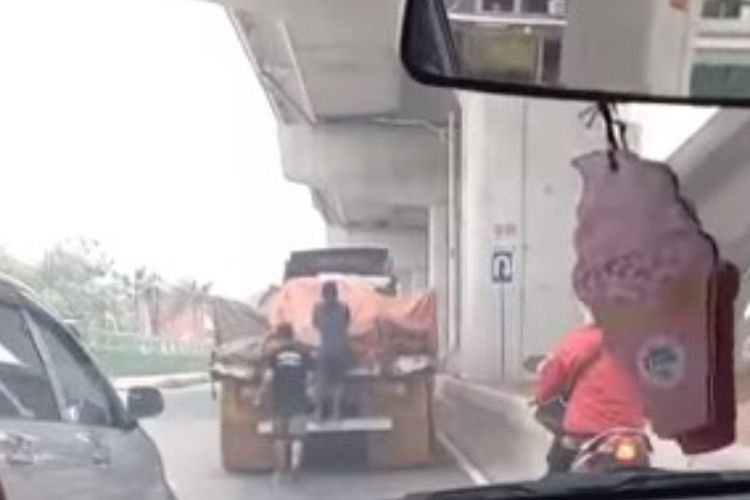 Viral Aksi Bajing Loncat Curi Besi di Pasar Cakung, Tak Takut Meski Dilihat Banyak Orang