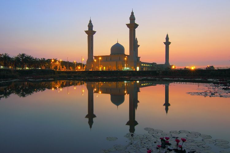 8 Puisi Maulid Nabi Tentang Rasulullah yang Menyentuh Hati