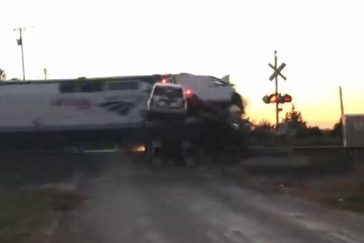 Truk Pengangkut Mobil Ini Ditabrak Kereta Api yang Melaju dengan Kecepatan Tinggi!