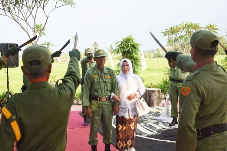 Uniknya Pernikahan Hansip Sabel Teman SD Kang Dedi Mulyadi, Ada Prosesi 'Golok Pora'