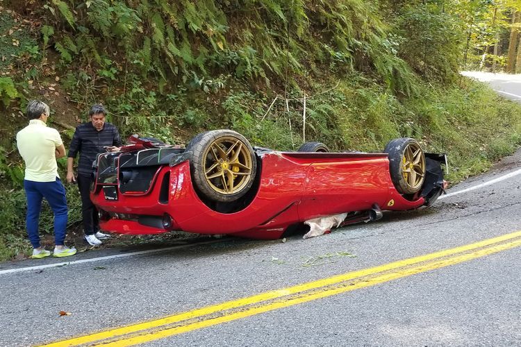 Duh, Mobil Ferrari 488 Pista Spider Ini Rusak Usai Alami Kecelakaan Sampai Terbalik