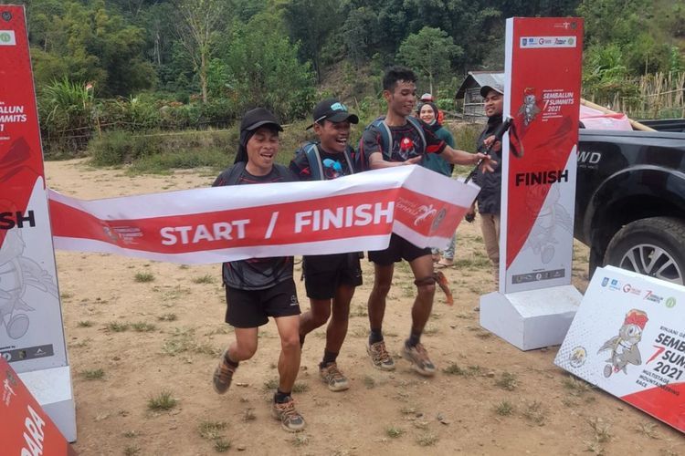  Tim Epen Bale Pecahkan Rekor Daki Gunung Rinjani 4,5 Jam Pulang Pergi