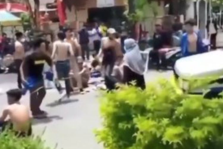 Puluhan Mahasiswa Lakukan Aksi Unjuk Rasa di Sumenep, Halangi Ambulans yang Bawa Pasien