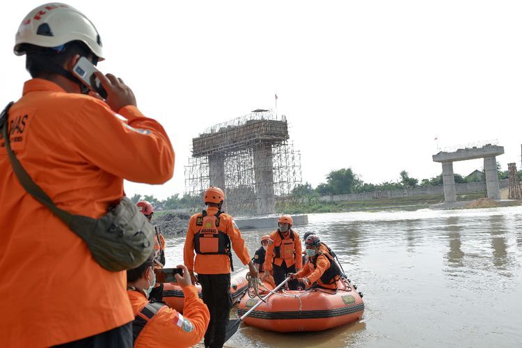 Pencarian Korban Perahu Terbalik di Bojonegoro, Berikut Foto-fotonya
