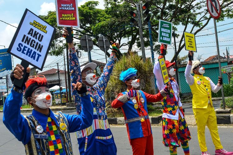 Aksi Badut Kampanye Percepatan Vaksin, Berikut Foto-fotonya