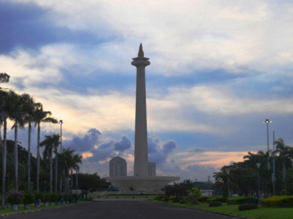 Operasi Gabungan di Monas, Puluhan Mobil Parkir Liar Diderek hingga Tukang Parkirnya Ikut Diamankan